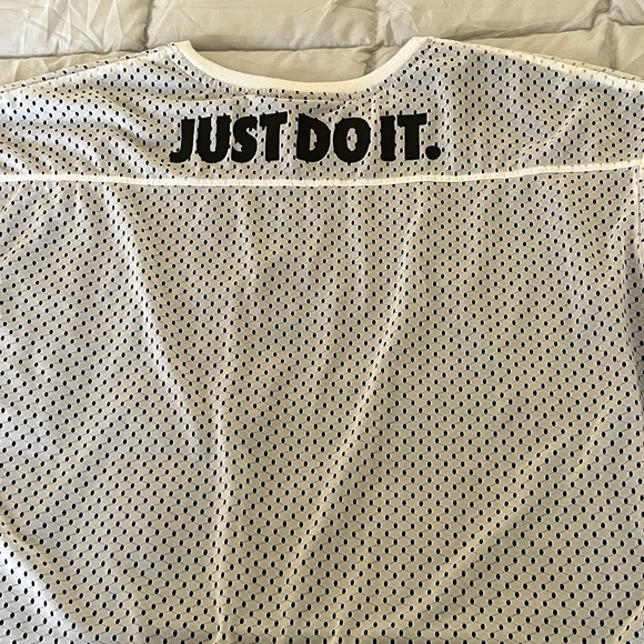 Nike workout/everyday top. Mesh overlay - Picture 2 of 5